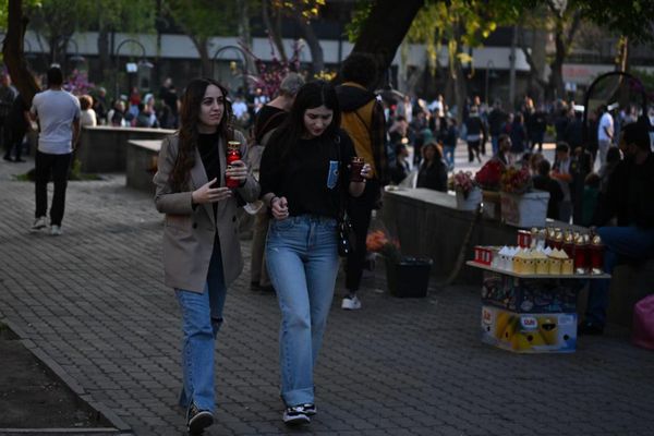 Прихожане с лампадами у церкви св Анны празднуют Пасхальный сочельник (19 апреля 2025). Еревaн - Sputnik Армения