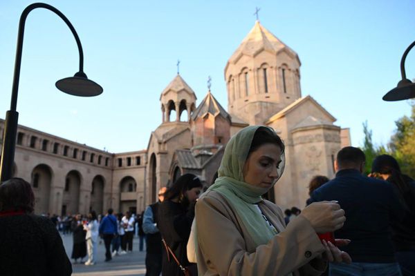 Прихожане с лампадами у церкви св Анны празднуют Пасхальный сочельник - Sputnik Армения