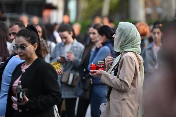 Прихожане с лампадами у церкви св Анны празднуют Пасхальный сочельник (19 апреля 2025). Еревн - Sputnik Армения