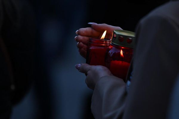 Прихожане с лампадами у церкви св Анны празднуют Пасхальный сочельник - Sputnik Армения