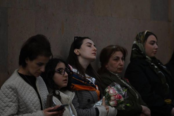 Прихожане с лампадами у церкви св Анны во время литургии Пасхального сочельника  - Sputnik Армения