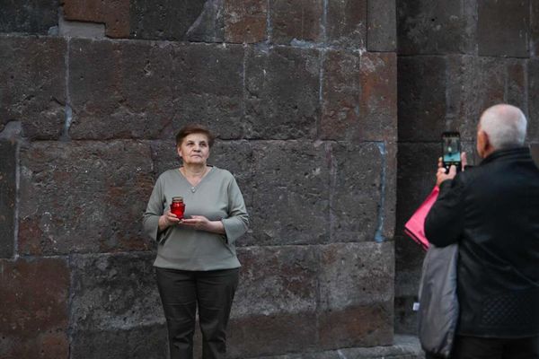 Прихожане фотографируются с лампадами у церкви св Анны  - Sputnik Армения