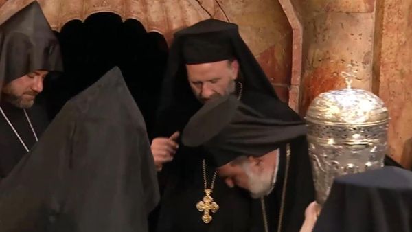 Представители Армянской Апостольской церкви первыми входят в Гроб Господень за Благодатным огнем - Sputnik Армения