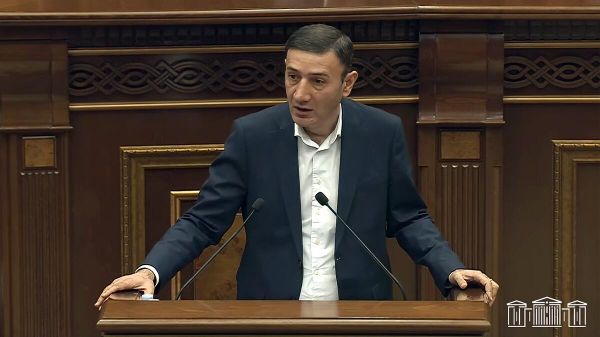 Депутат Бабкен Тунян выступает во время заседания Национального собрания РА (21 апреля 2025). Еревaн - Sputnik Արմենիա