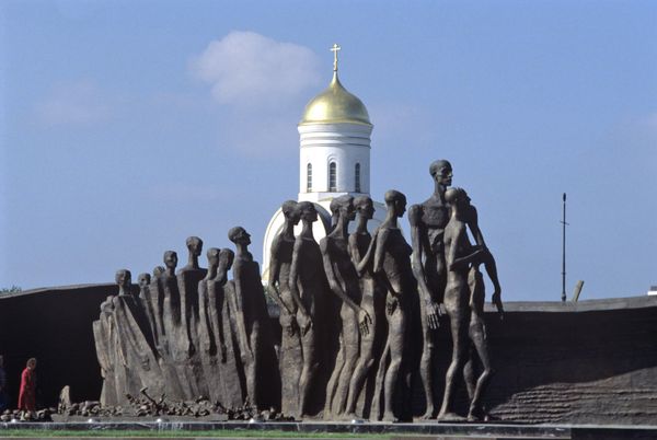 Скульптурная композиция "Трагедия народов", посвященная узникам фашистских концлагерей, на Поклонной горе - Sputnik Армения