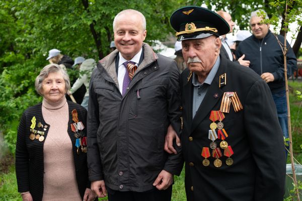 Посол РФ Сергей Копыркин с ветеранами на Международной акции Сад памяти в Парке Победы в память о павших на фронтах Великой Отечественной войны (23 апреля 2025). Еревaн - Sputnik Армения