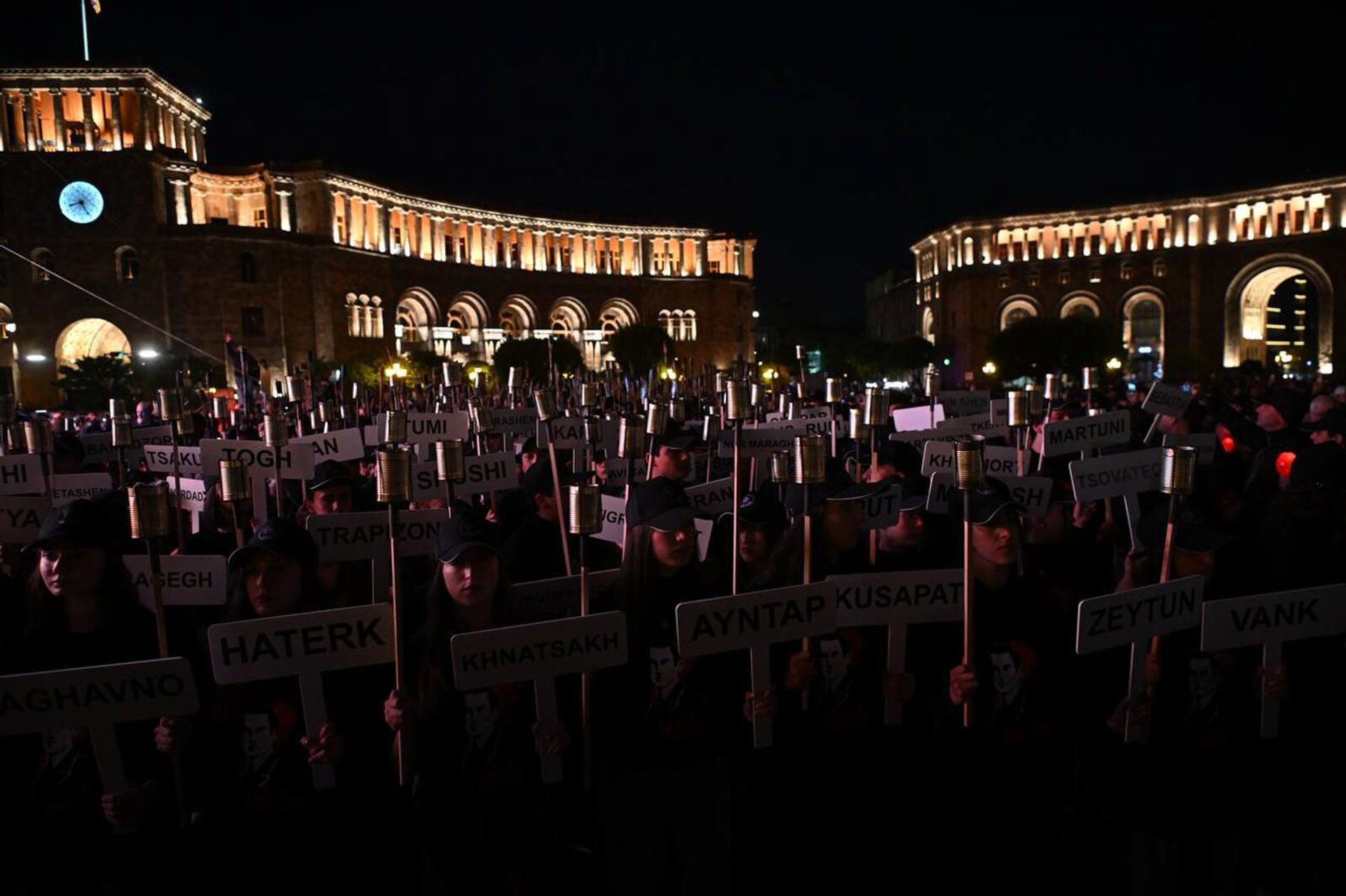 Участники факельного шествия на площади Республики (23 апреля 2025). Еревaн - Sputnik Армения, 1920, 23.04.2025