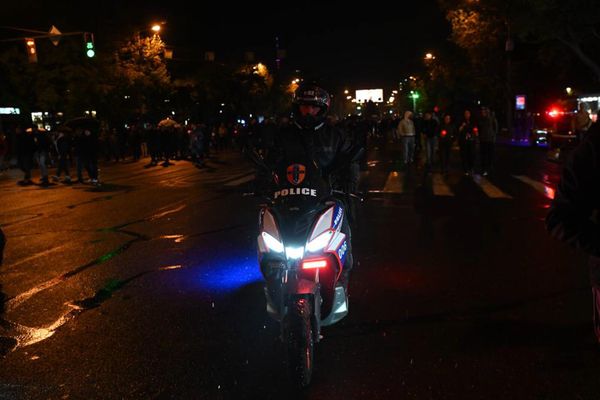 Полиция сопровождает участников факельного шествия, направляющихся в Цицернакаберд - Sputnik Армения
