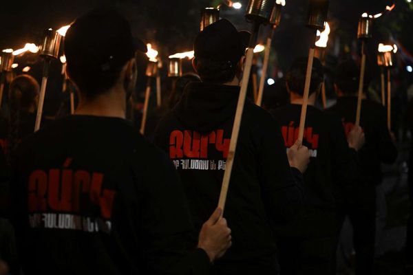 Участники факельного шествия направляются в Цицернакаберд - Sputnik Армения