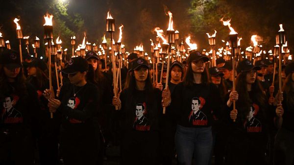 Участники факельного шествия направляются в Цицернакаберд (23 апреля 2025). Еревaн - Sputnik Армения