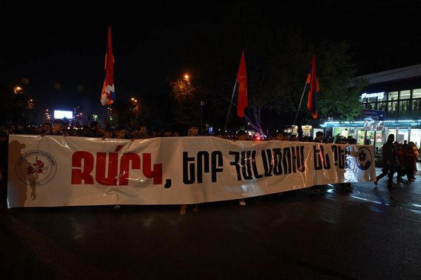 Участники факельного шествия направляются в Цицернакаберд - Sputnik Армения