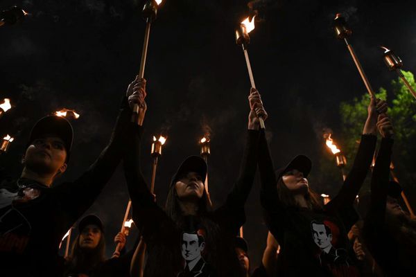 Участники факельного шествия направляются в Цицернакаберд - Sputnik Армения