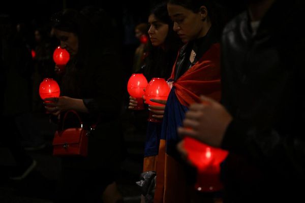 Участники факельного шествия направляются в Цицернакаберд - Sputnik Армения