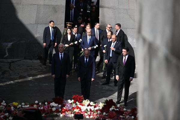 Հայաստանի ղեկավարությունը Ծիծեռնակաբերդում հարգել է Հայոց ցեղասպանության զոհերի հիշատակը - Sputnik Արմենիա