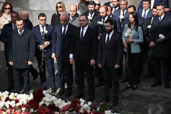 Члены правительства в мемориальном комплексе Цицернакаберд (24 апреля 2025). Еревaн - Sputnik Армения