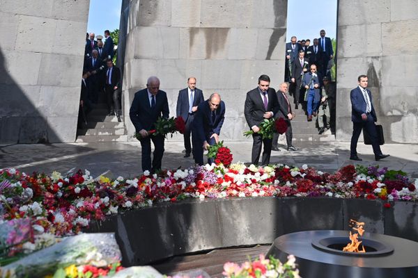 Президент Ваагн Хачатурян, премьер-министр Никол Пашинян и спикер НС Ален Симонян в мемориальном комплексе Цицернакаберд (24 апреля 2025). Еревaн - Sputnik Армения