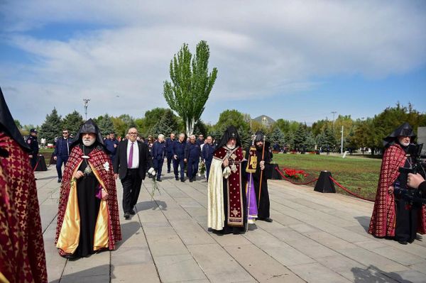 Գարեգին Բ–ն հոգևոր դասի ուղեկցությամբ այցելեց Ծիծեռնակաբերդ - Sputnik Արմենիա