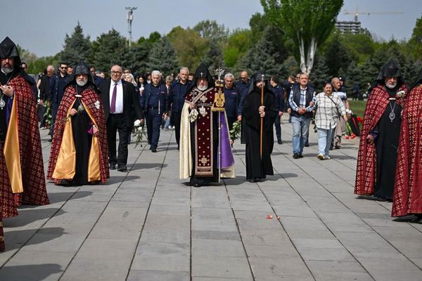 Գարեգին Բ–ն հոգևոր դասի ուղեկցությամբ այցելեց Ծիծեռնակաբերդ - Sputnik Արմենիա