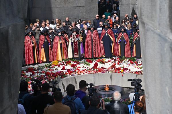 Գարեգին Բ–ն հոգևոր դասի ուղեկցությամբ այցելեց Ծիծեռնակաբերդ - Sputnik Արմենիա