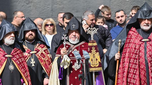 Католикос Гарегин Второй в мемориальном комплексе Цицернакаберд (24 апреля 2025). Еревaн - Sputnik Армения