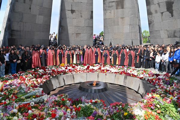 Գարեգին Բ–ն հոգևոր դասի ուղեկցությամբ այցելեց Ծիծեռնակաբերդ - Sputnik Արմենիա