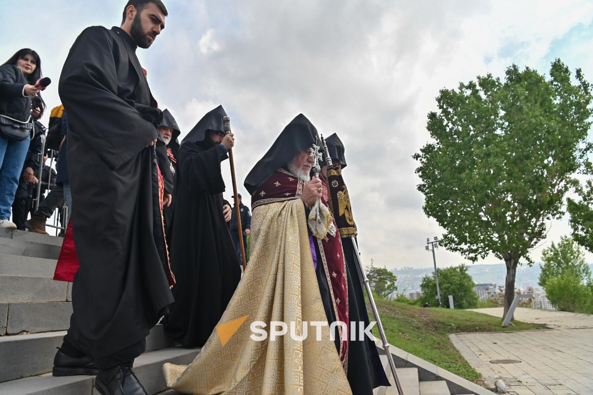 Католикос Гарегин Второй в мемориальном комплексе Цицернакаберд (24 апреля 2025). Еревaн - Sputnik Армения, 1920, 24.04.2025