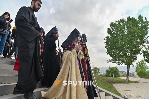 Ամենայն հայոց կաթողիկոս Գարեգին Բ-ն Ծիծեռնակաբերդի հուշահամալիրում - Sputnik Արմենիա