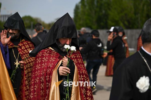 Տեր Ասողիկ քահանա Կարապետյանը Ծիծեռնակաբերդի հուշահամալիրում - Sputnik Արմենիա
