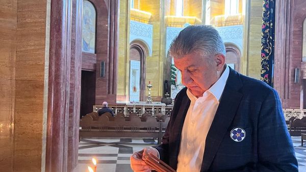 Председатель Союза армян России Ара Абрамян ставит свечи в память о жертвах Геноцида армян  - Sputnik Армения