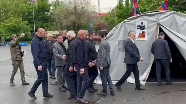 Самвел Шахраманян заходит в палатку к протестующим арцахцам - Sputnik Армения