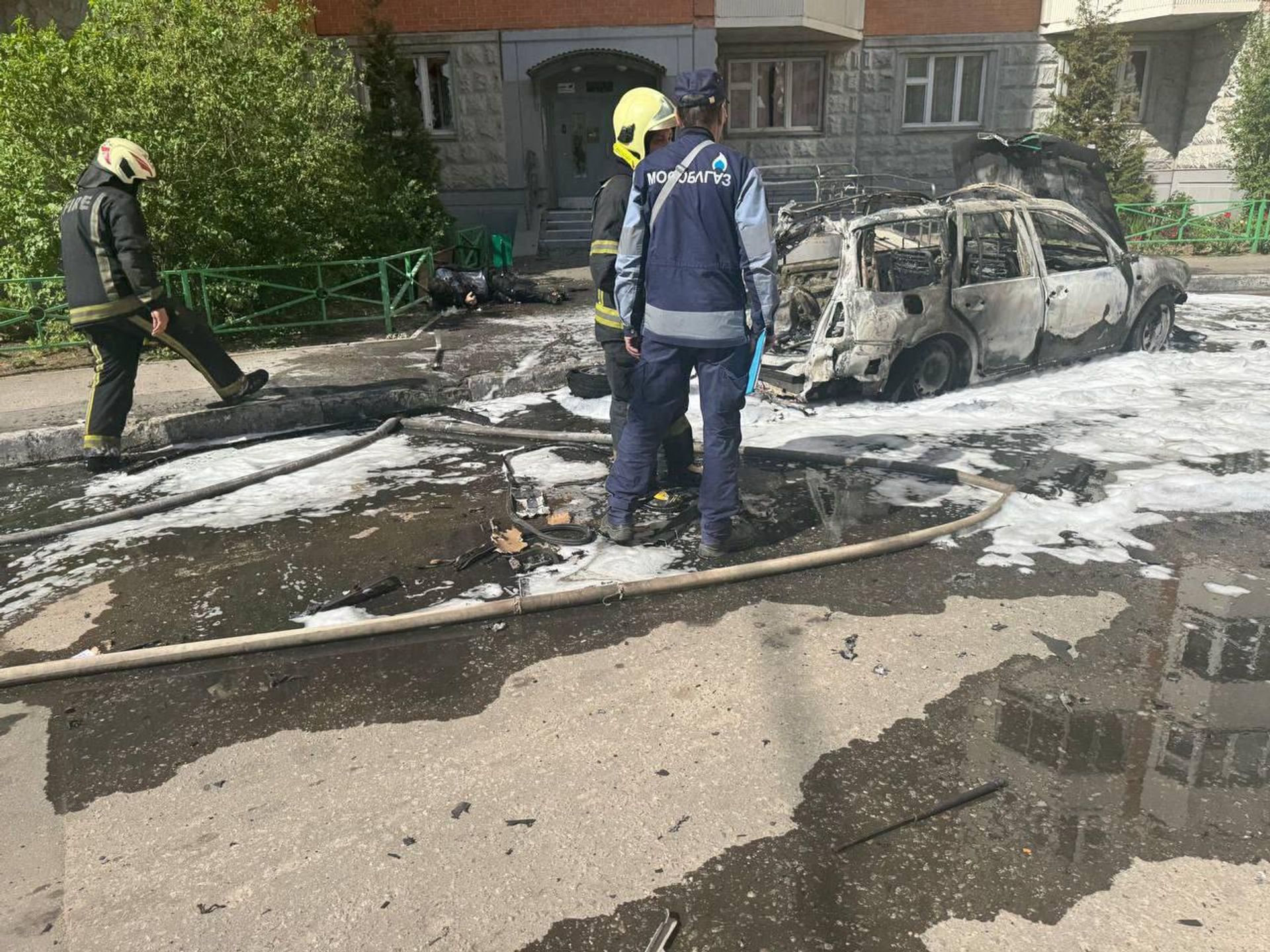 Машина взорвалась в жилом дворе в Балашихе и сгорела дотла (25 апреля 2025). Москва - Sputnik Армения, 1920, 25.04.2025