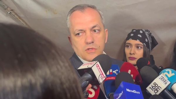 Самвел Шахраманян общается с прессой в палатке протестующих арцахцев (25 апреля 2025). Еревaн - Sputnik Армения