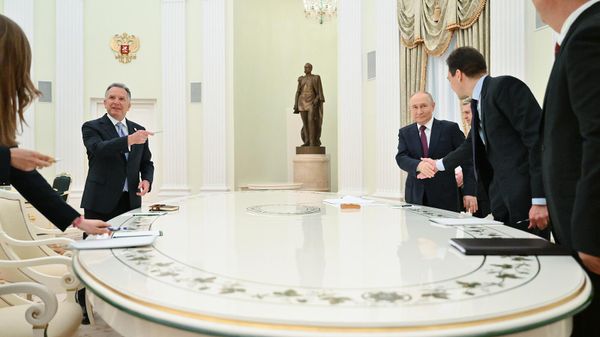 Президент РФ Владимир Путин и спецпосланник президента США  Стивен Уиткофф во время встречи (25 апреля 2025). Москвa - Sputnik Армения