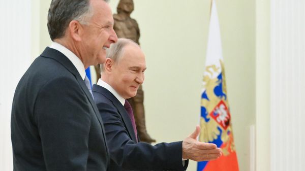 Президент РФ Владимир Путин и спецпосланник президента США  Стивен Уиткофф во время встречи (25 апреля 2025). Москвa - Sputnik Армения