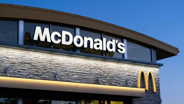 Вывеска ресторана быстрого питания McDonald's - Sputnik Армения