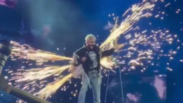 Филипп Киркоров едва не загорелся на своем концерте в Санкт-Петербурге. - Sputnik Армения