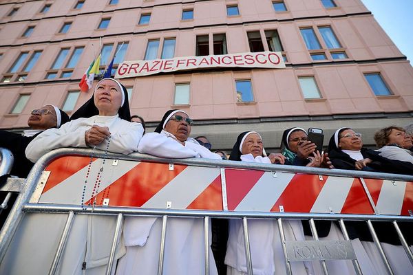 Монахини ждут перед базиликой Санта-Мария-Маджоре, где будет захоронен понтифик - Sputnik Армения