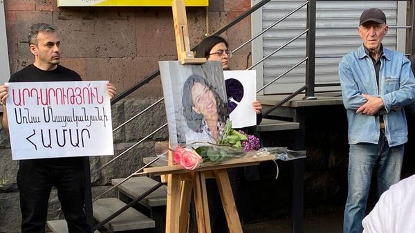 Цветы и свечи на улице Пароняна в память о беременной Соне Мнацаканян, погибшей под колесами правительственного кортежа (26 апреля 2025). Еревaн - Sputnik Армения