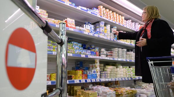Покупатель в отделе молочной продукции в супермаркете - Sputnik Армения