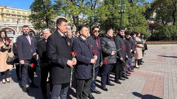 Представители РП Эдуард Шармазанов, Тигран Абрамян и Айк Дерзян отдали дань уважения Памятнику Неизвестному Солдату (28 апреля 2025). Москва - Sputnik Армения