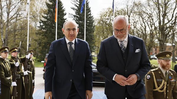 Премьер-министр Никола Пашиняна на встрече с президентом Эстонской Республики Аларом Карисом (28 апреля 2025). Таллин - Sputnik Армения