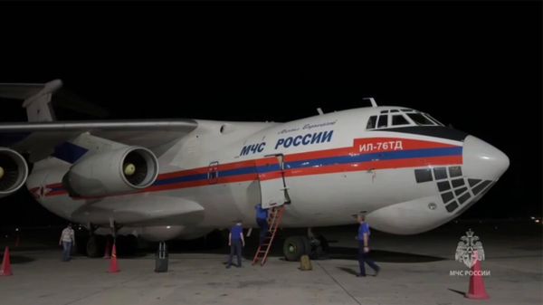 Самолеты Бе-200ЧС и Ил-76 МЧС России помогают ликвидировать последствия пожара в иранском порту имени Шахида Раджаи - Sputnik Армения