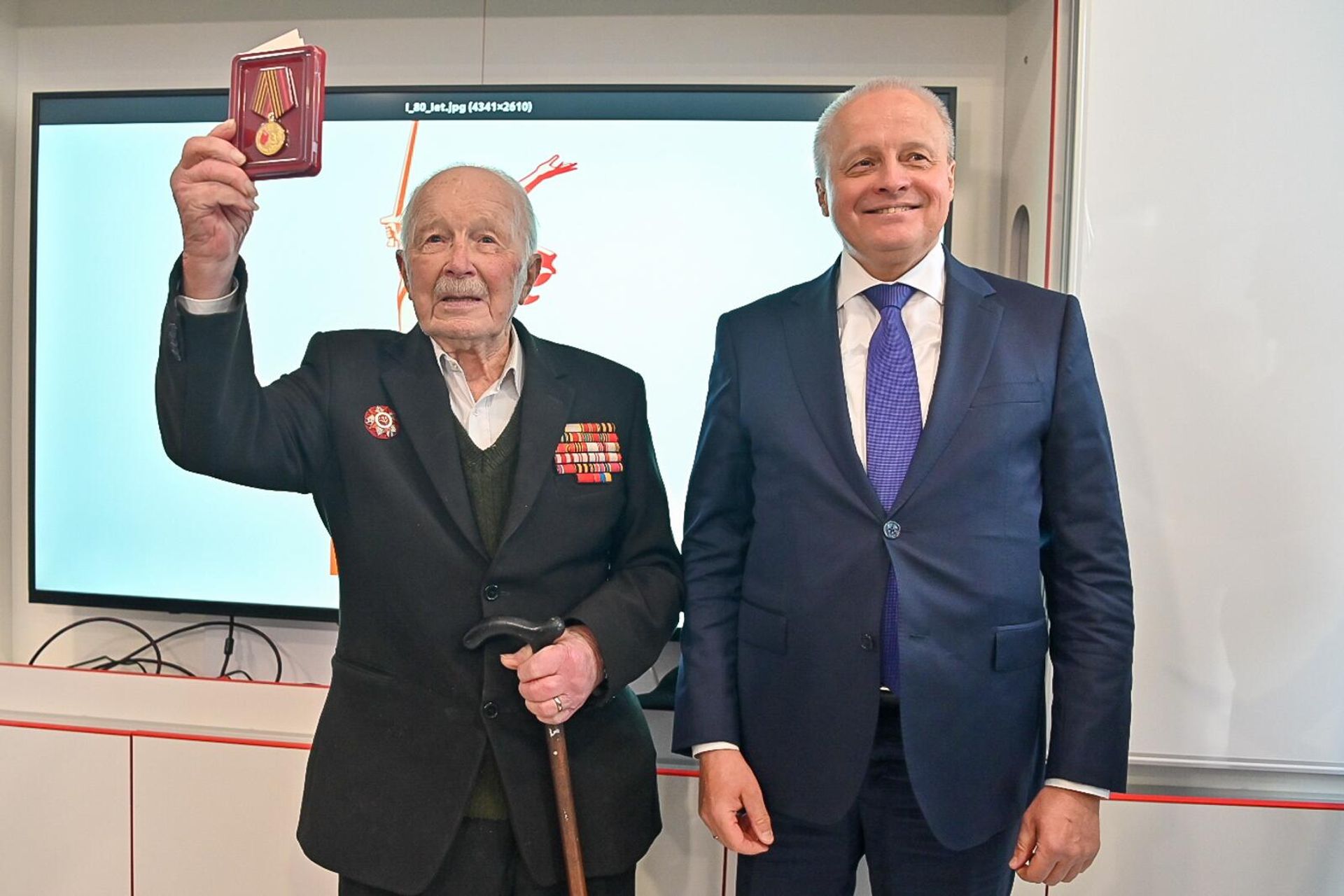 Ветеран ВОВ Владимир Рапацкий и посол РФ Сергей Копыркин на церемонии награждения юбилейной медалью Победы в ВОВ 1941-1945 гг  (29 апреля 2025). Ванадзор - Sputnik Արմենիա, 1920, 29.04.2025