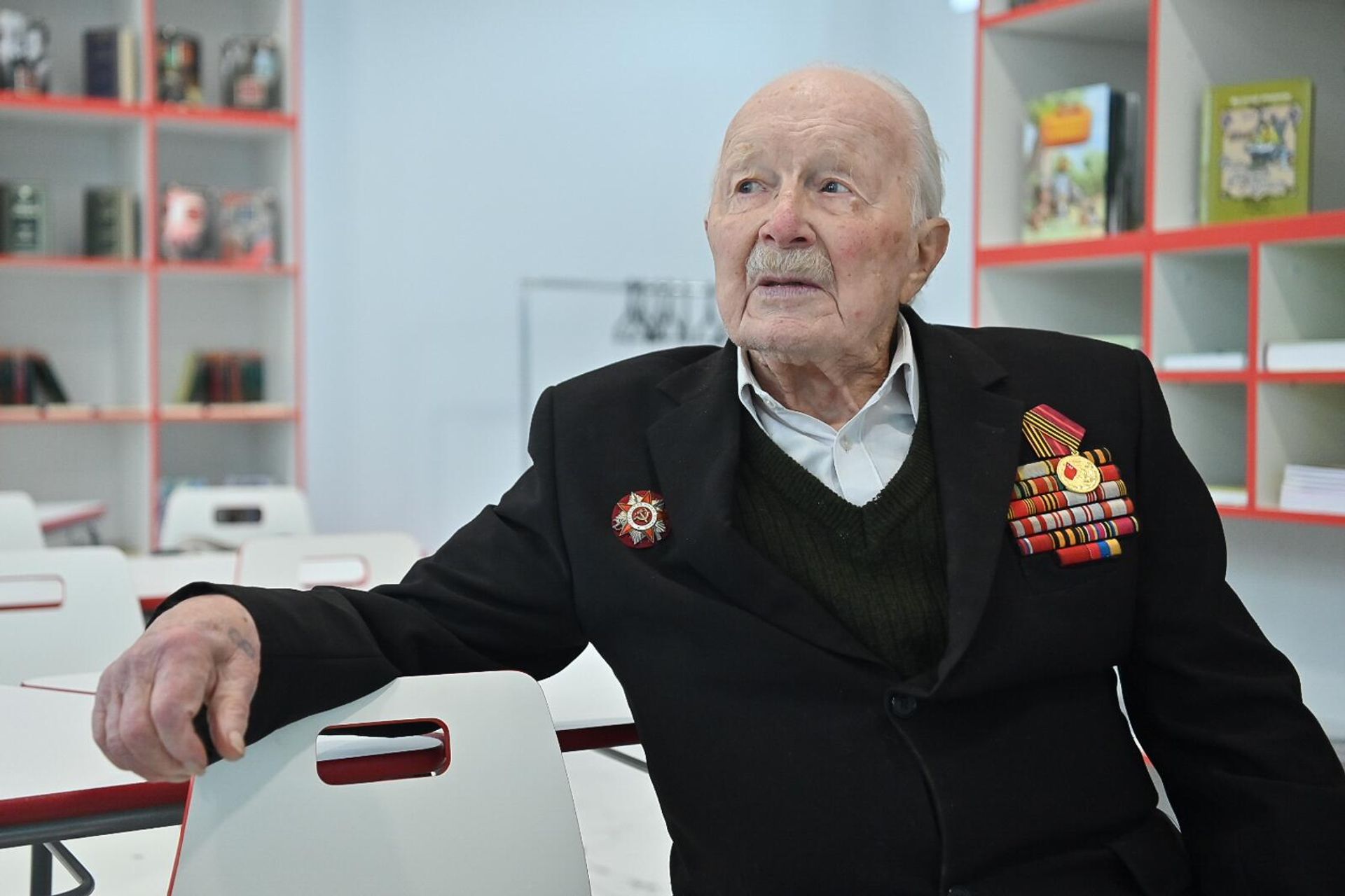 Ветеран ВОВ Владимир Рапацкий на церемонии награждения юбилейной медалью Победы в ВОВ 1941-1945 гг  (29 апреля 2025). Ванадзор - Sputnik Արմենիա, 1920, 29.04.2025