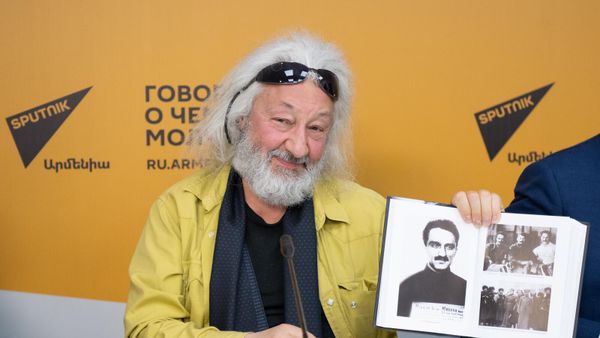 Внук Анастаса Микояна, советский и российский музыкант, композитор и продюсер, художник и фотограф, режиссёр театра и кино, создатель и лидер рок-группы Цветы Стас Намин на пресс-конференции (29 апреля 2025). Еревaн - Sputnik Армения