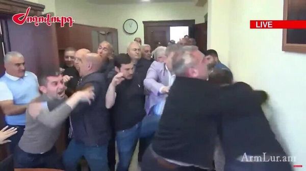 Драка в администрации ереванского округа Нор-Норк: сотрудники муниципалитета, в том числе его глава, избили активиста - Sputnik Армения