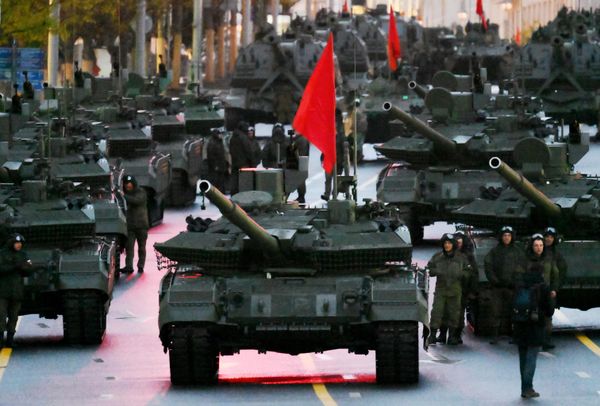 Т-90М на репетиции парада в Москве в честь 80-й годовщины Победы в Великой Отечественной войне - Sputnik Армения