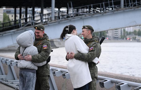 Курсанты с девушками перед началом репетиции  - Sputnik Армения