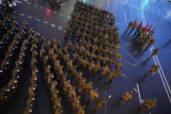 Войска маршируют к Красной площади, чтобы принять участие в репетиции военного парада - Sputnik Армения
