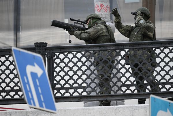 Стрелок с противодроновым ружьем во время репетиции парада  - Sputnik Армения